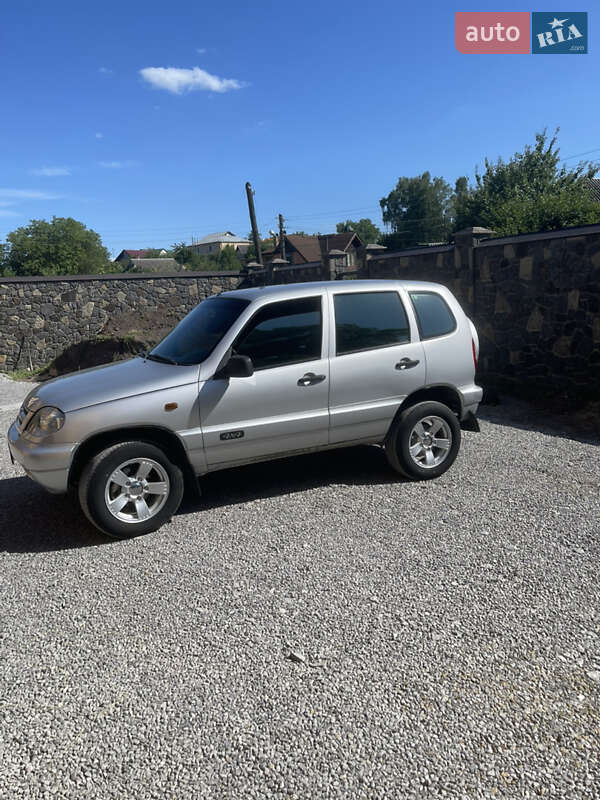 Chevrolet Niva (2008)