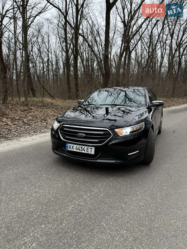 Ford Taurus (2016)