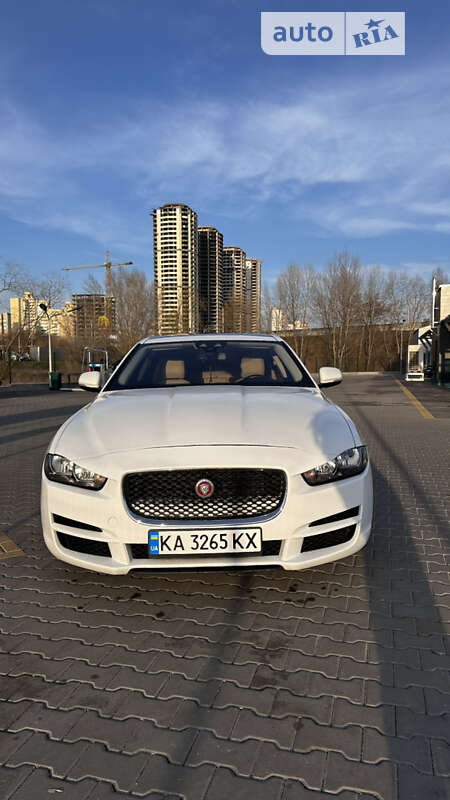 Jaguar Xe (2017)