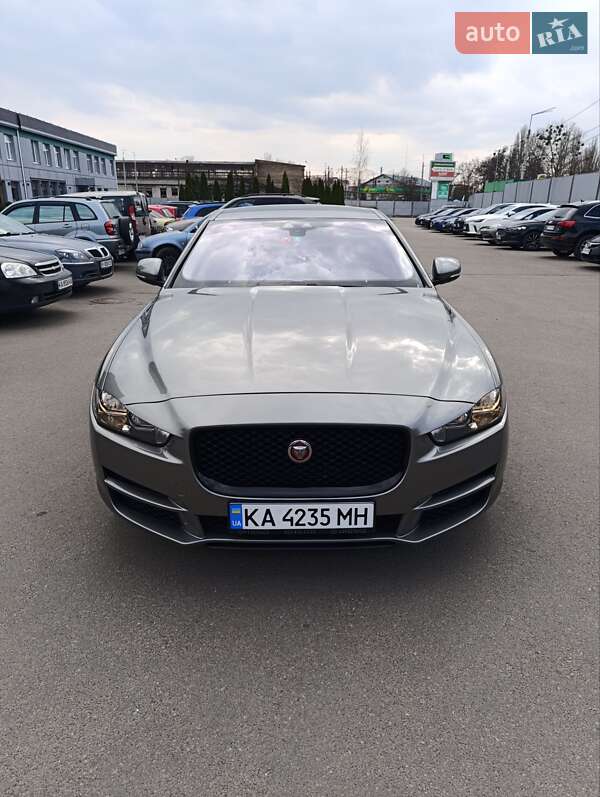 Jaguar Xe (2016)