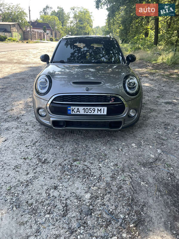 Mini Hatch (2019)