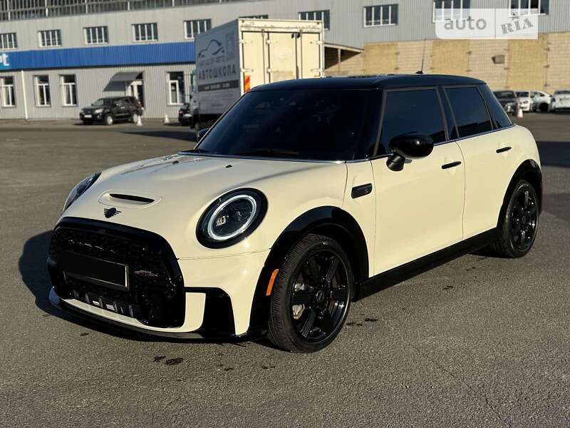 Mini Hatch (2021)