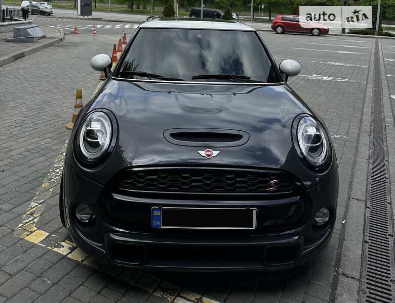 Mini Hatch (2019)