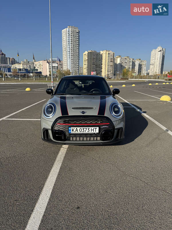 Mini Hatch (2022)