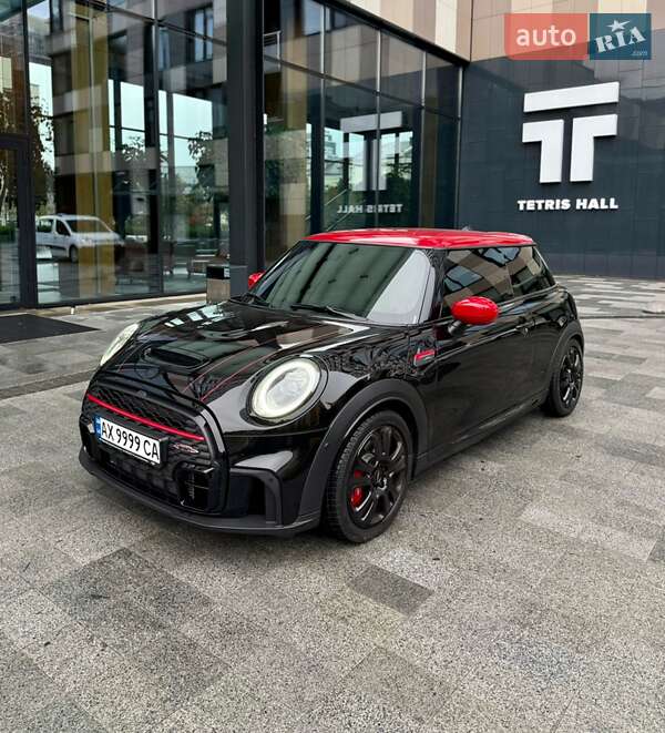 Mini Hatch (2021)