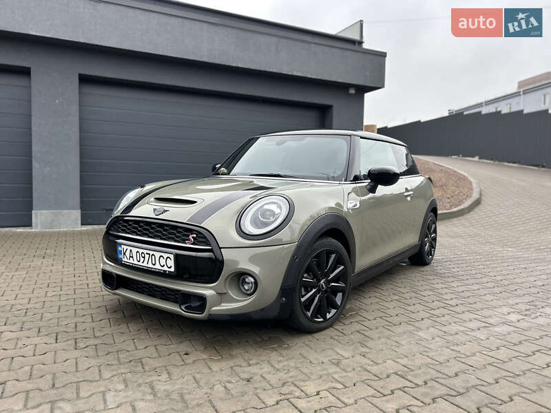 Mini Hatch (2020)