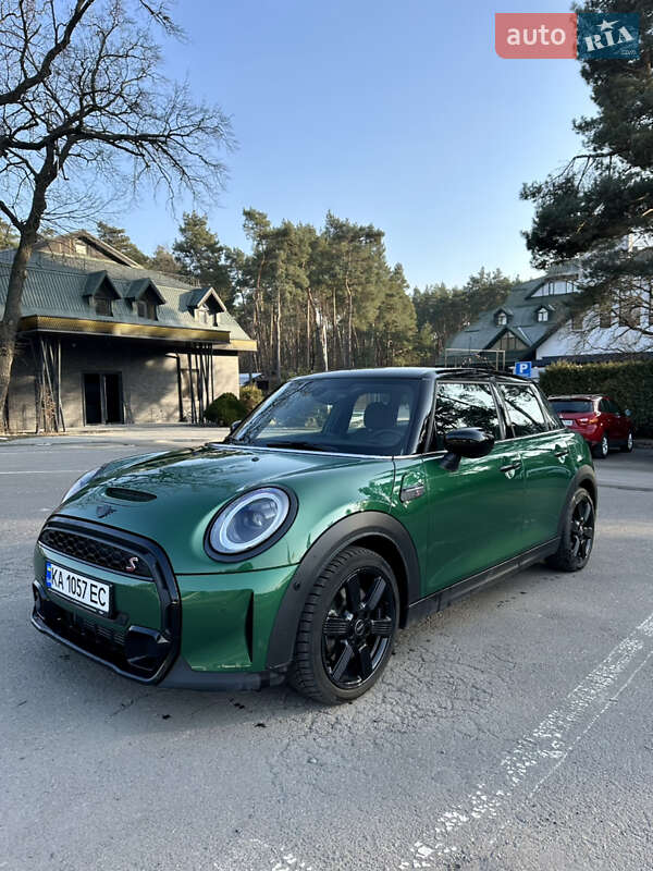 Mini Hatch (2021)