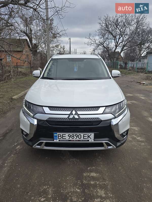 Mitsubishi Outlander (2020)