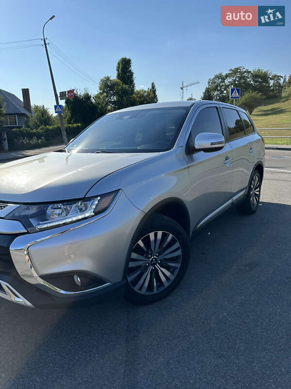 Mitsubishi Outlander (2020)