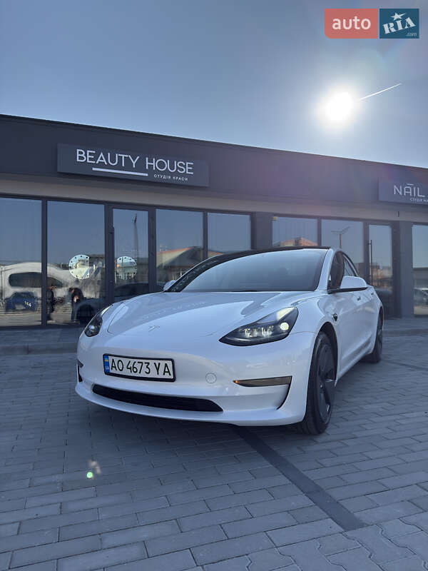 Tesla Model 3 (2023)
