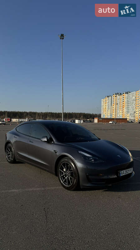 Tesla Model 3 (2023)