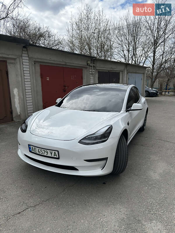 Tesla Model 3 (2023)