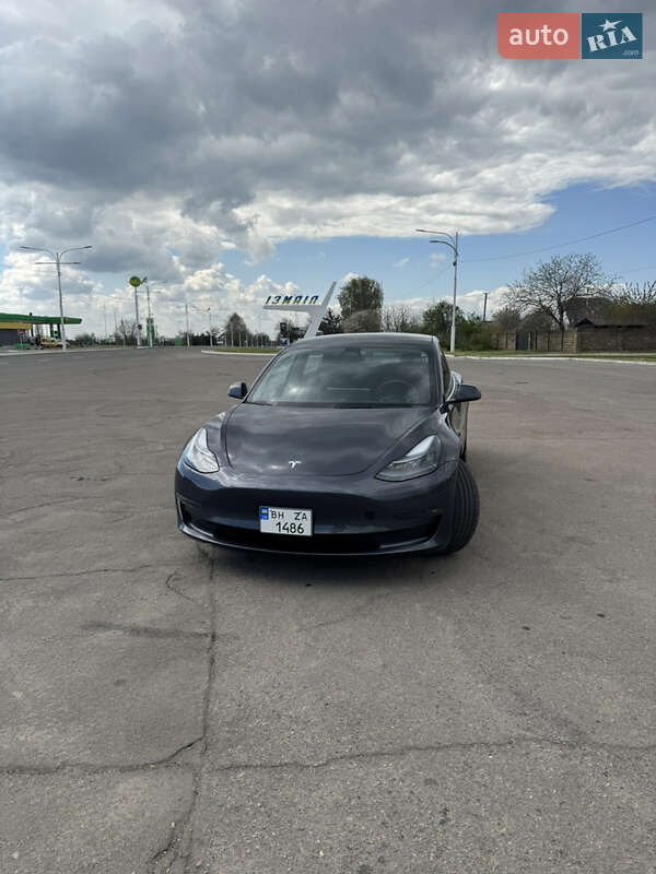 Tesla Model 3 (2023)