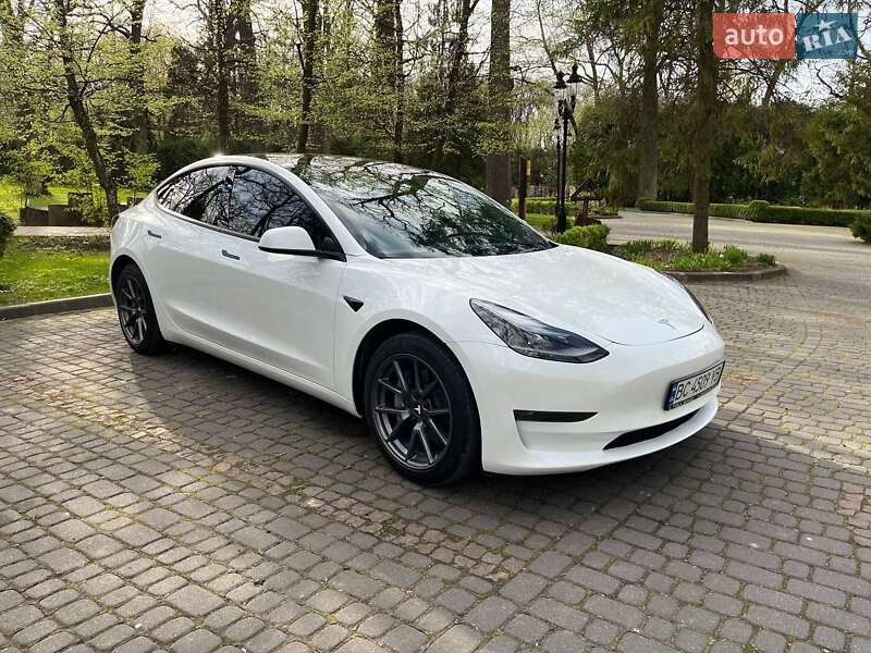 Tesla Model 3 (2023)