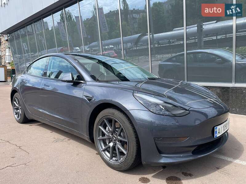 Tesla Model 3 (2023)