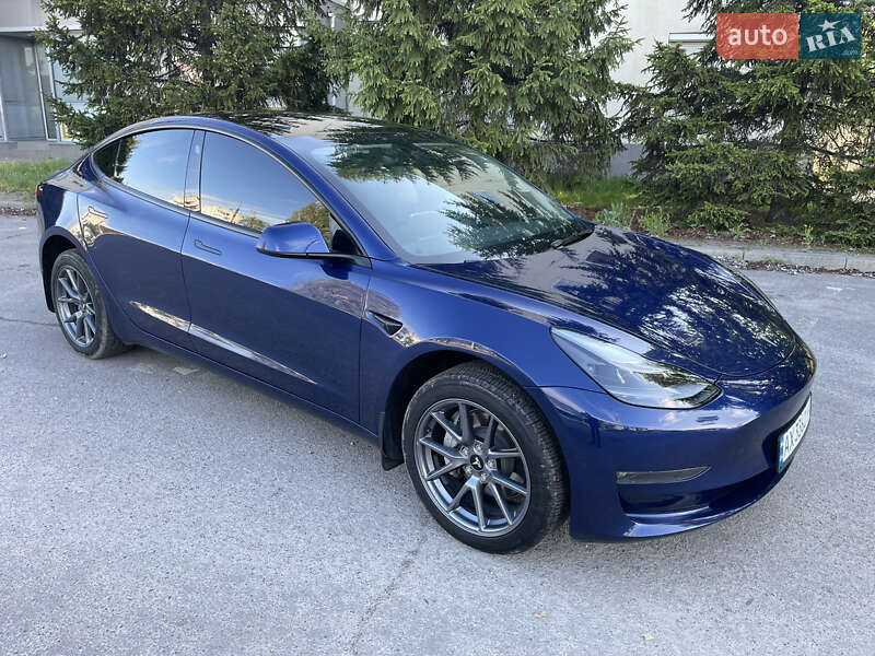 Tesla Model 3 (2023)