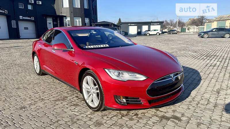 Tesla Model s (2015)