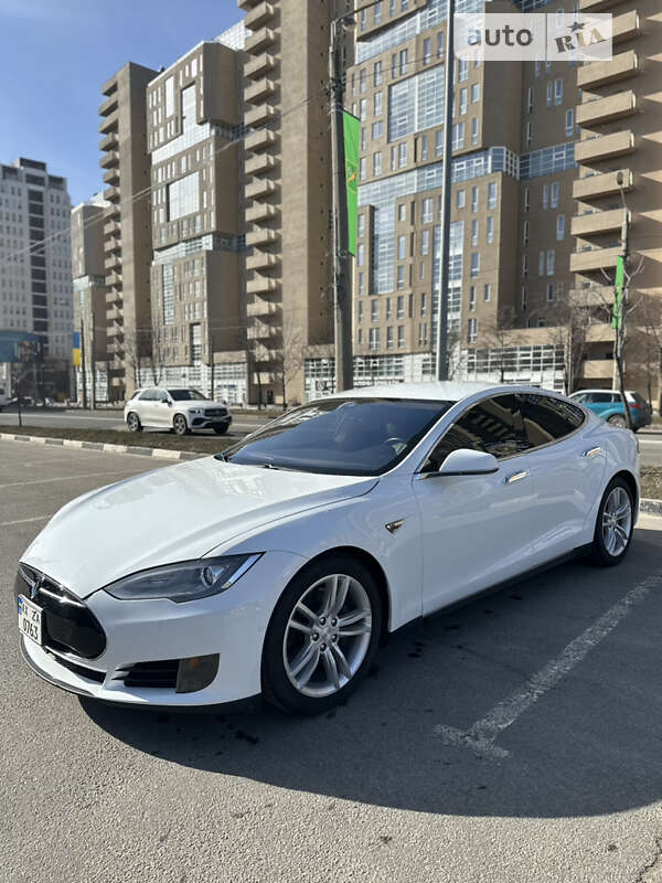 Tesla Model s (2015)