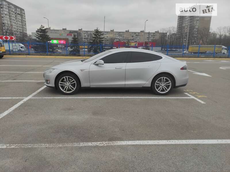 Tesla Model s (2013)