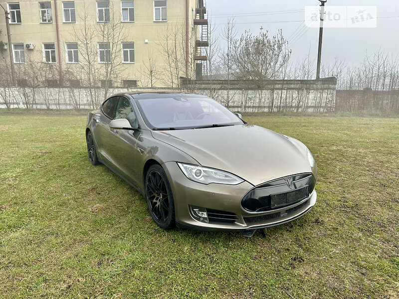 Tesla Model s (2015)