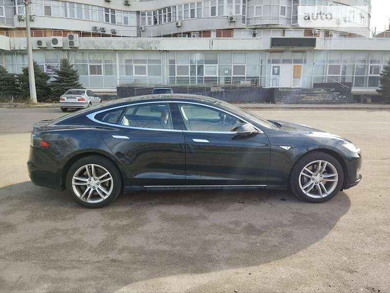 Tesla Model s (2012)