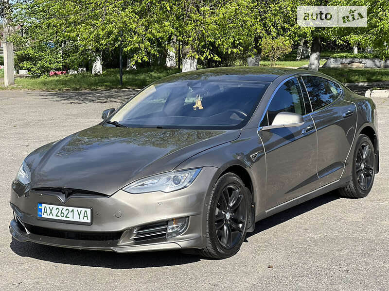 Tesla Model s (2015)
