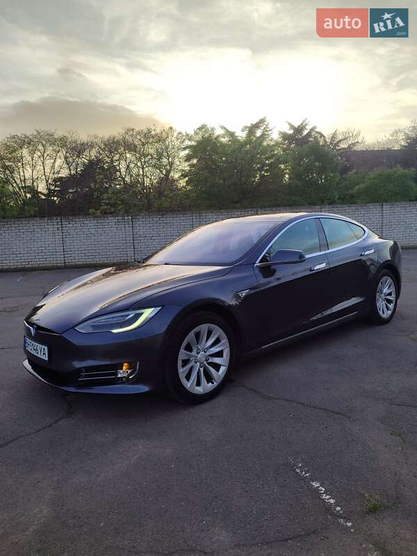 Tesla Model s (2016)