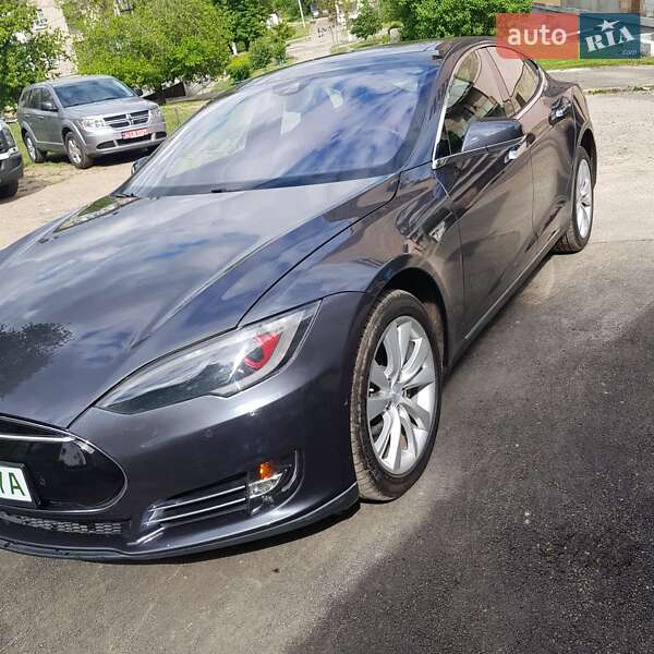 Tesla Model s (2015)