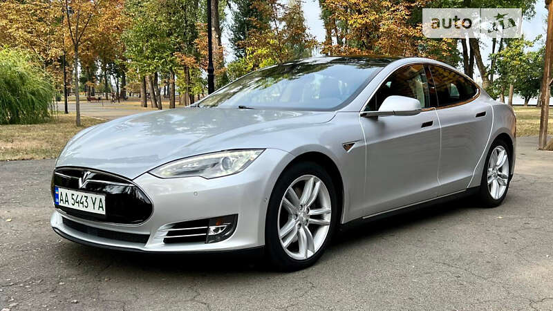 Tesla Model s (2015)