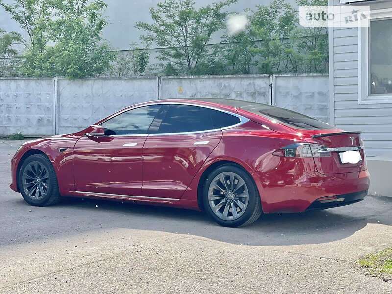 Tesla Model s (2019)