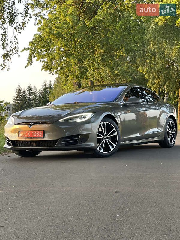 Tesla Model s (2015)