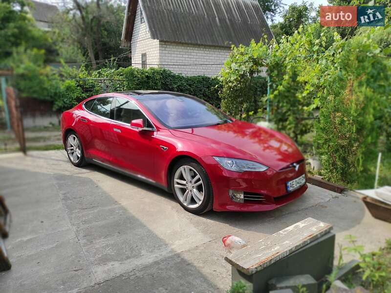Tesla Model s (2015)