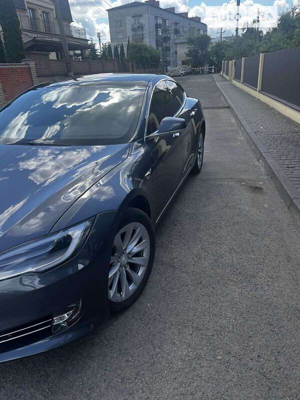 Tesla Model s (2018)