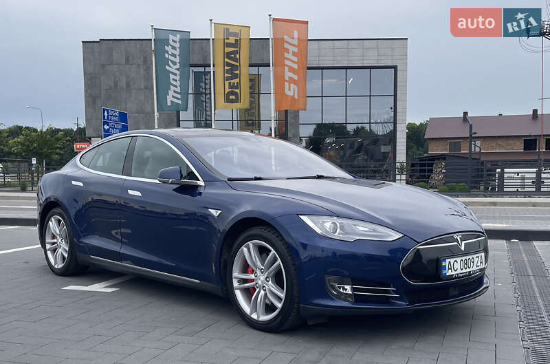 Tesla Model s (2015)