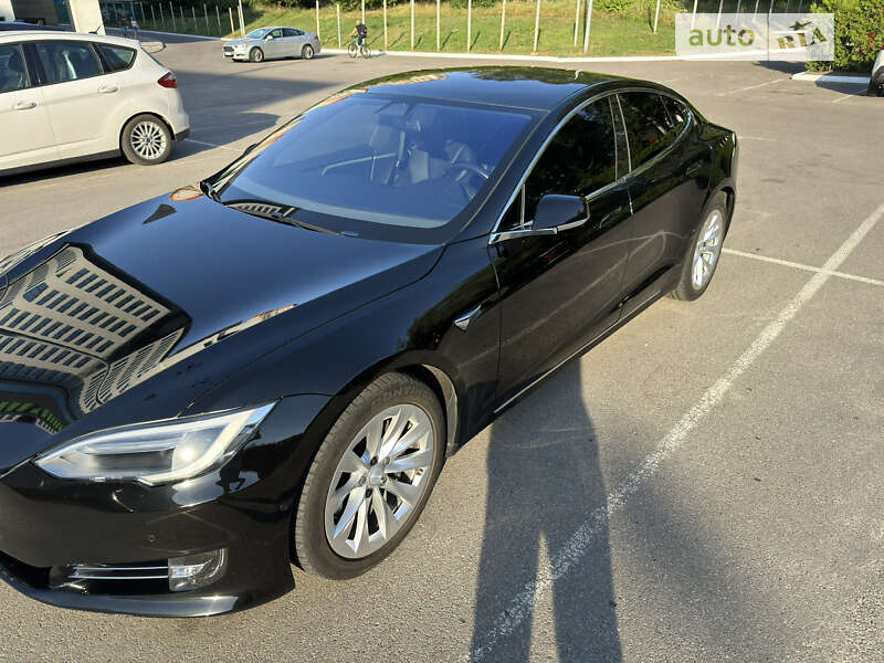 Tesla Model s (2017)