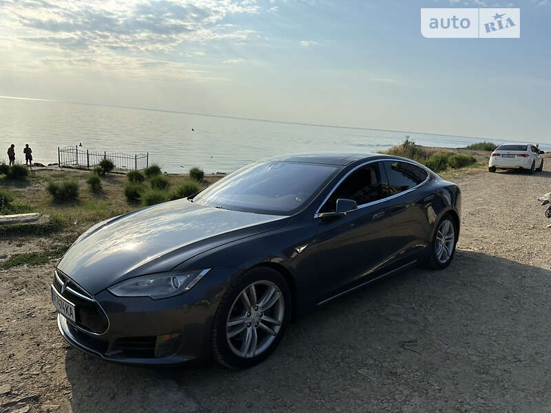 Tesla Model s (2015)
