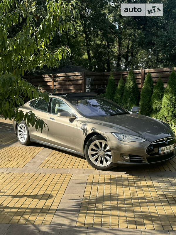 Tesla Model s (2016)