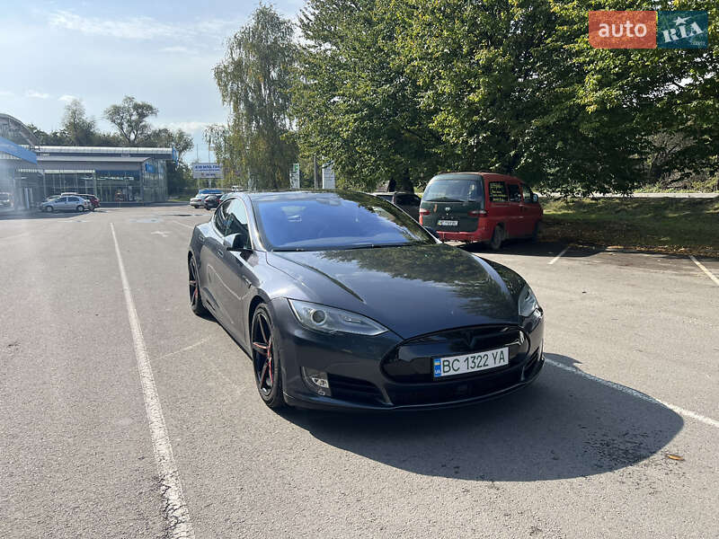 Tesla Model s (2015)