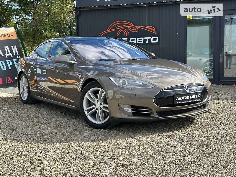 Tesla Model s (2015)