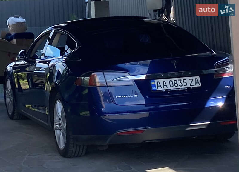 Tesla Model s (2015)