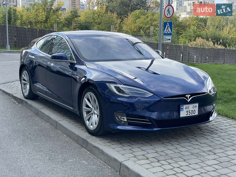 Tesla Model s (2019)