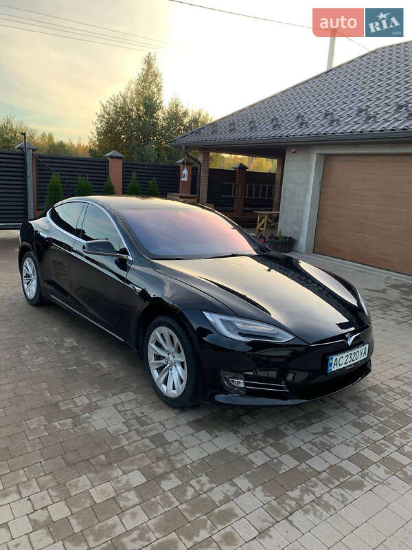 Tesla Model s (2017)