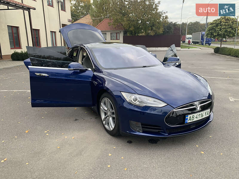 Tesla Model s (2015)