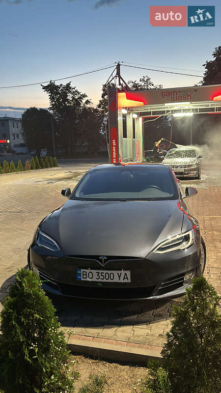 Tesla Model s (2018)