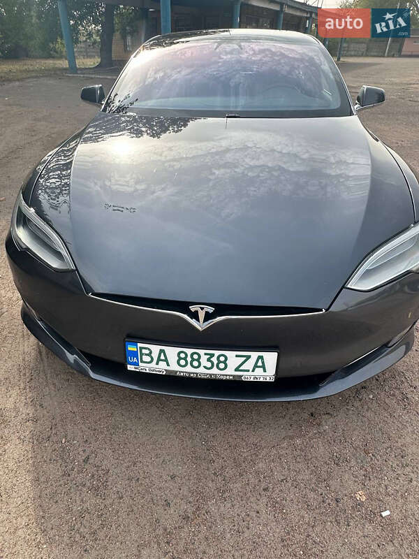 Tesla Model s (2019)