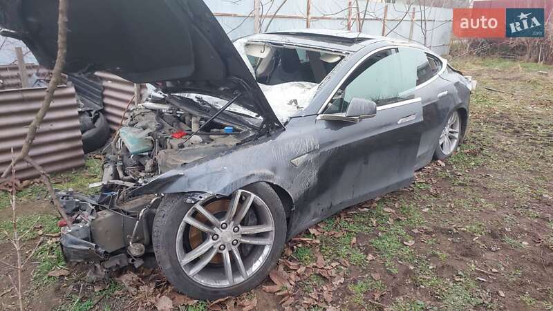 Tesla Model s (2015)