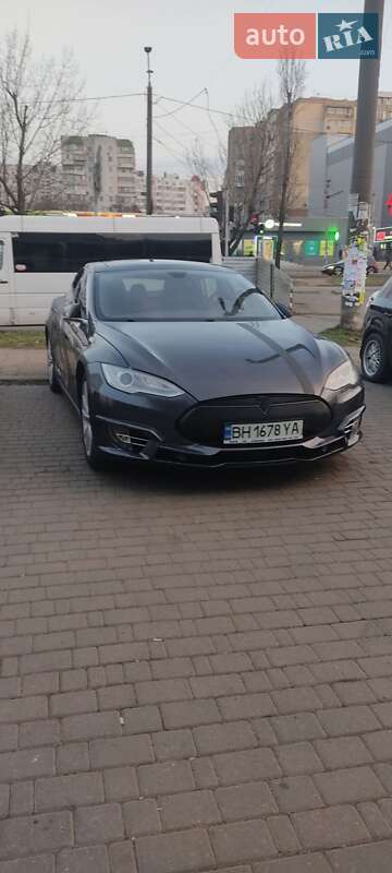 Tesla Model s (2015)