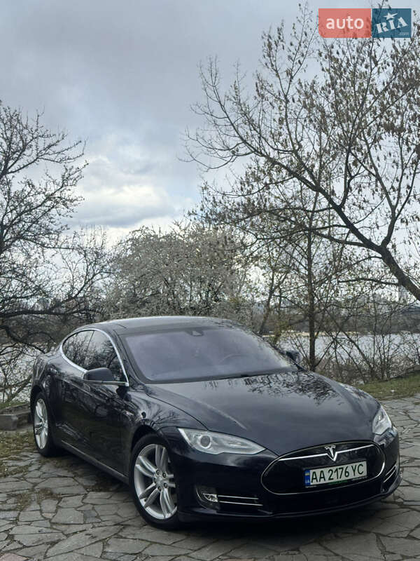 Tesla Model s (2015)
