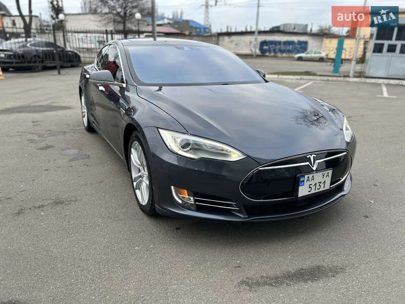 Tesla Model s (2015)