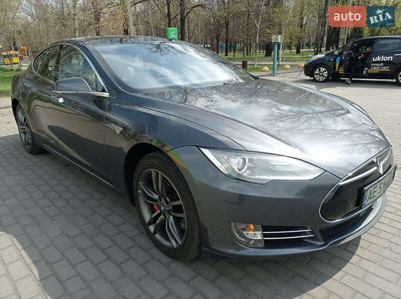Tesla Model s (2015)